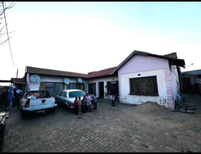 12 BEDROOM HOUSE FOR SALE IN LEACHVILLE EXT 3